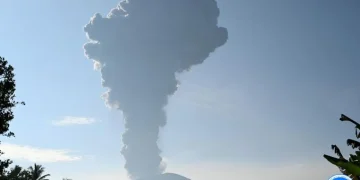 Kolom abu vulkanik membumbung akibat peristiwa erupsi yang terjadi di Gunung Ibu, Maluku Utara, Jumat (17/5/2024). ANTARA/HO-PVMBG.