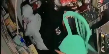 Detik-detik dua pria pelaku membobol dan mencuri di warung kelontongan Tanjungpinang, foto: dok/detak/media