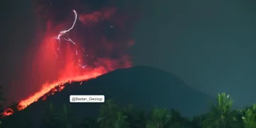 Letusan yang disertai badai petir vulkanik terjadi di Gunung Ibu, Maluku Utara, Sabtu (11/5/2024). (ANTARA/HO-PVMBG)