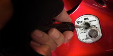 Ilustrasi Pencurian Modus Congkel Jok Motor, foto: ist.net/okezone.com