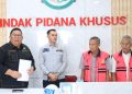Kedua Tersangka Korupsi Pembangunan Polder saat Menjalani Tahap II, foto: Penkum Kejati Kepri