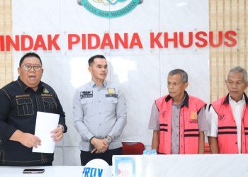 Kedua Tersangka Korupsi Pembangunan Polder saat Menjalani Tahap II, foto: Penkum Kejati Kepri