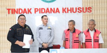 Kedua Tersangka Korupsi Pembangunan Polder saat Menjalani Tahap II, foto: Penkum Kejati Kepri