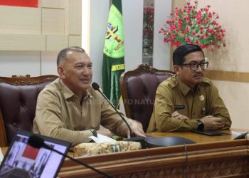 Wakil Bupati Natuna, Rodhial Huda didampingi Sekda Natuna, Boy Wijanarko saat pimpin rapat bersama stakeholder. holder