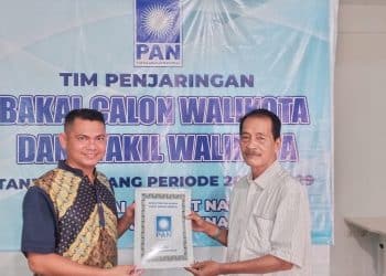 Iwan Kusmawan saat mendaftar ke PAN sebagai Bacalon Wakil Wali Kota Tanjungpinang, saat penyerahan formulir pendaftaran, diterima langsung oleh Ketua DPDPANTanjungpinang, Sahroni, foto: Detak.media