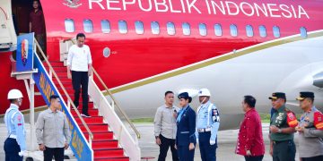 Presiden Jokowi tiba di Pangkalan TNI Haluoleo, Konawe Selatan, Minggu (12/05/2024). (Foto: BPMI Setpres)