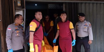 Jasad Korban saat Dievakuasi oleh Kepolisian untuk Dibawa ke Rumah Sakit, foto: Mael/detak.media