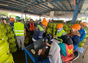 Disperdagin Tanjungpinang saat Melakukan Sidak di SPBE Jalan Sei Carang, foto: Mael/detak.media