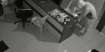 Pelaku Terekam CCTV saat Melakukan Pencurian di Toko Percetakan Jalan Handjoyo Putro, foto: Mael/detak.media