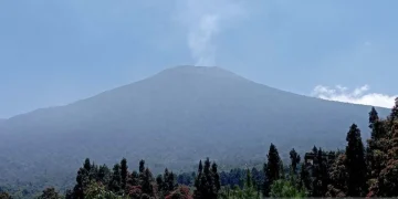 Arsip foto - Puncak Gunung Slamet terlihat dari Kawasan Wanawisata Baturraden, Kabupaten Banyumas, Rabu (13/10/2023). ANTARA/Sumarwoto/aa.