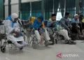 Ilustrasi - Sejumlah calon haji lanjut usia menanti giliran pembagian gelang dan paspor di asrama haji. ANTARA FOTO/ Feny Selly/aww