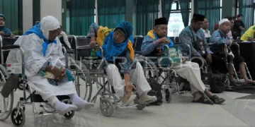 Ilustrasi - Sejumlah calon haji lanjut usia menanti giliran pembagian gelang dan paspor di asrama haji. ANTARA FOTO/ Feny Selly/aww