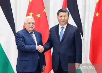 Arsip foto - Presiden China Xi Jinping (kanan) bertemu Presiden Palestina Mahmoud Abbas di Riyadh, Arab Saudi, Kamis (8/12/2022). ANTARA/Xinhua/Yao Dawei/aa.