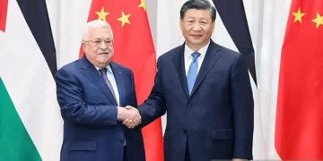 Arsip foto - Presiden China Xi Jinping (kanan) bertemu Presiden Palestina Mahmoud Abbas di Riyadh, Arab Saudi, Kamis (8/12/2022). ANTARA/Xinhua/Yao Dawei/aa.