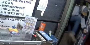 Screenshot Rekaman CCTV Memperlihatkan Aksi Pelaku Pencurian di Konter Hp Tanjungpinang, foto: dok/detak.media