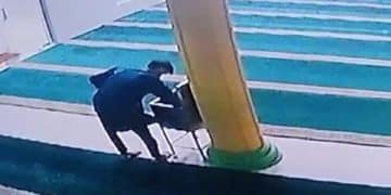 Rekaman CCTV Detik-detik Pelaku Membobol Kotak Infak Masjid Al Mujahid, foto: Mael/detak.media