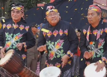 Walikota Blitar Santoso diapit Wakil Walikota dan Ketua DPRD saat buka Bazaar Blitar Djadoel dengan menabuh kendang, foto: Dani ES/detak.media