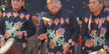 Walikota Blitar Santoso diapit Wakil Walikota dan Ketua DPRD saat buka Bazaar Blitar Djadoel dengan menabuh kendang, foto: Dani ES/detak.media