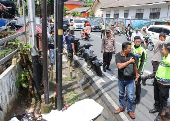 Jasad SE saat Ditemukan Tergeletak Tidak Bernyawa di Traffic Light Jalan Ketapang, foto: Humas Polresta Tanjungpinang