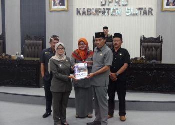 Ketua DPRD Kabupaten Blitar, Suwito (kanan) menerima draft RPJPD 2025-2045 dari Bupati Blitar, Rini Syarifah, foto: Dani ES/detak.media