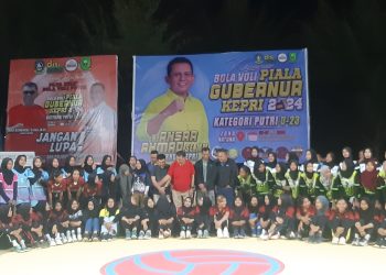 Bupati Natuna, Wan Siswandi foto bersama para atlet yang akan bertanding, pada saat pembukaan Turnamen Bola Voli Piala Gubernur Kepri Putri U-23 Zona Natuna, foto: ist/detak.media