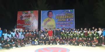 Bupati Natuna, Wan Siswandi foto bersama para atlet yang akan bertanding, pada saat pembukaan Turnamen Bola Voli Piala Gubernur Kepri Putri U-23 Zona Natuna, foto: ist/detak.media
