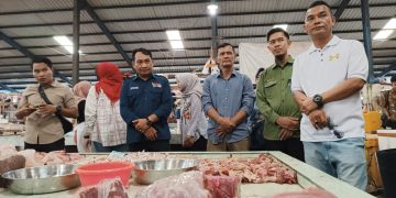 Penjabat (Pj) Walikota Tanjungpinang, Andri Rizal saat Melakukan Sidak Harga Bahan Pokok di Pasar Bincen, foto: Mael/detak.media