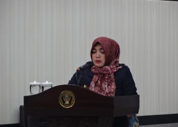 Juru bicara Fraksi PDI Perjuangan Kabupaten Blitar, S. Nasikah, saat membacakan pandangan umum di rapat paripurna, foto: Dani ES/detak.media