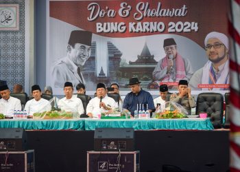 Walikota Blitar Santoso saat berikan sambutannya dengan di dampingi oleh cucu Bung Karno Muhhammad Putera Sukarno Al Haddad (kanan) dan Ketua DPRD Kota Blitar dr. Syahrul Alim (kiri), foto: Dani ES/detak.media