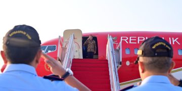 Presiden Jokowi bertolak menuju Jawa Timur, Senin (22/07/2024), dalam rangka kunjungan kerja, melalui Pangkalan TNI AU Halim Perdanakusuma, Jakarta. (Foto: BPMI Setpres)