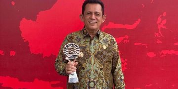 Gubernur Ansar Ahmad saat menerima penghargaan, di Istana Negara, Jakarta, Jum'at (14/6), foto: ist/detak.media