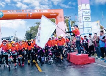 Wabup Rodhial Huda Lepas para peserta Natuna Geopark Ride 2024, di Pantai Piwang, Minggu 7 Juli 2024 (foto : Zaki/DM)