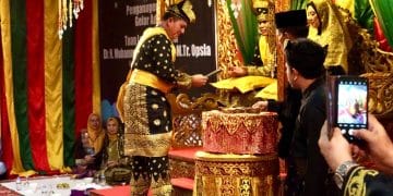 Gubernur Kepulauan Riau, Ansar Ahmad, menghadiri majelis penganugerahan gelar adat, foto: ist/detak.media