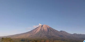 Aktivitas Gunung Semeru yang terpantau dari Pos Pengamatan Gunung Semeru di Lumajang pada Sabtu (13/7/2024) pagi. ANTARA/HO-PVMBG