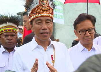 Presiden RI Joko Widodo (Jokowi) Memberikan Keterangan Pers Usai Meninjau Pelaksanaan Pekan Imunisasi Nasional di Posyandu Rajawali 3, Kecamatan Sentani Timur, Kabupaten Jayapura, Papua, Selasa (23/07/2024). (Foto: BPMI Setpres)