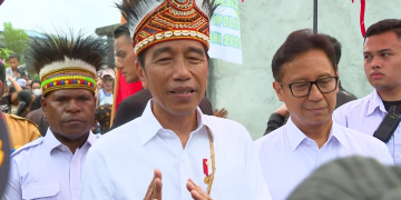 Presiden RI Joko Widodo (Jokowi) Memberikan Keterangan Pers Usai Meninjau Pelaksanaan Pekan Imunisasi Nasional di Posyandu Rajawali 3, Kecamatan Sentani Timur, Kabupaten Jayapura, Papua, Selasa (23/07/2024). (Foto: BPMI Setpres)