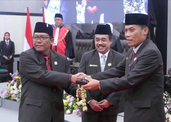 Supriadi (kiri) menerima palu sidang dari Suwito, untuk menjadi pimpinan sementara DPRD Kabupaten Blitar 2024-2029.