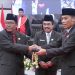 Supriadi (kiri) menerima palu sidang dari Suwito, untuk menjadi pimpinan sementara DPRD Kabupaten Blitar 2024-2029.