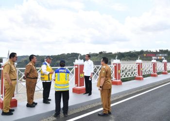 Presiden Joko Widodo (Jokowi) didampingi Ibu Iriana Joko Widodo meresmikan Bendungan Leuwikeris di Kabupaten Tasikmalaya, Provinsi Jawa Barat, Kamis (29/08/2024). (Foto: BPMI Setpres/Vico)