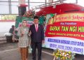 Tan Ngi Hing didampingi istri usai pelantikan DPRD Kota Blitar 2024-2029.
