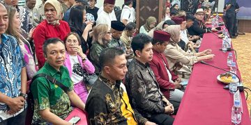 Kuasa Hukum Dharma-Kun, Rahmat Santoso (batik hijau) di sidang pleno KPU Jakarta.