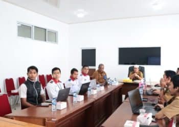 Kepala Diskominfo Natuna, Ikhwan Solihin beserta staf saat menggelar pendampingan bersama Badan Sandi Negara