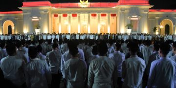 Tamu undangan menghadiri acara Zikir dan Doa Kebangsaan 79 Tahun Indonesia Merdeka di Halaman Depan Istana Merdeka Jakarta, Kamis (01/08/2024). Acara tersebut merupakan acara pembuka dari rangkaian kegiatan menyambut HUT ke 79 Kemerdekaan Republik Indonesia. (Foto: Humas Setkab/Rahmat)