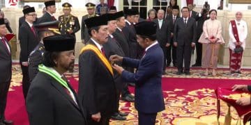 Presiden Joko Widodo menganugerahkan tanda kehormatan Republik Indonesia kepada 64 tokoh di Istana Negara, Jakarta, Rabu (14/08/2024). (Foto: Tangkapan Layar)