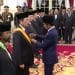 Presiden Joko Widodo menganugerahkan tanda kehormatan Republik Indonesia kepada 64 tokoh di Istana Negara, Jakarta, Rabu (14/08/2024). (Foto: Tangkapan Layar)