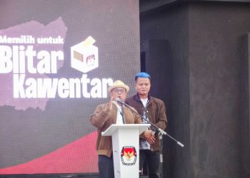 Rijanto bersama Beky (rambut jambul biru) saat memberikan sambutan di Deklarasi Kampanye Damai Pilkada Kabupaten Blitar 2024.