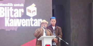Rijanto bersama Beky (rambut jambul biru) saat memberikan sambutan di Deklarasi Kampanye Damai Pilkada Kabupaten Blitar 2024.