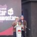 Rijanto bersama Beky (rambut jambul biru) saat memberikan sambutan di Deklarasi Kampanye Damai Pilkada Kabupaten Blitar 2024.