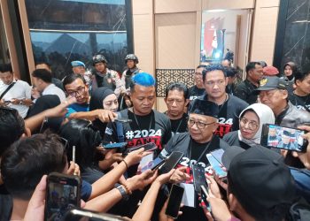Rijanto-Beky saat konferensi pers usai usai pengundian nomor urut paslon di KPU Kabupaten Blitar.