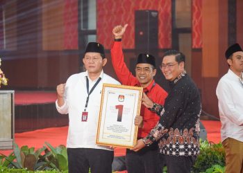 Bambang Rianto (baju putih) dan Bayu Setyo Kuncoro (merah) mendapatkan nomor urut 1 Paslon Peserta Pilkada Kota Blitar 2024.